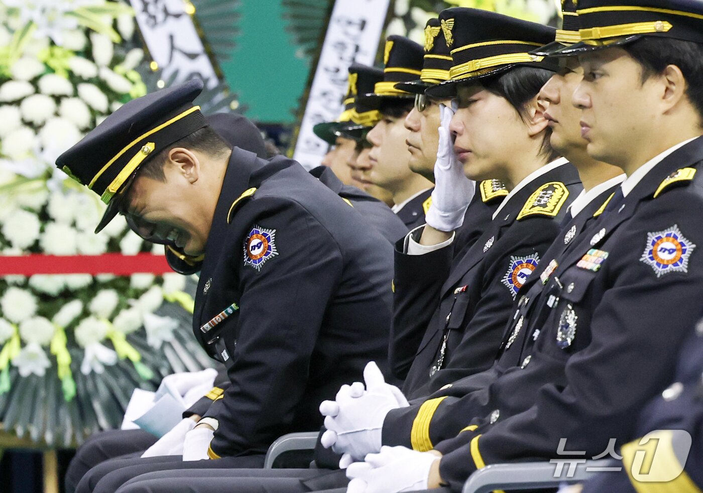 본문 이미지 - 19일 오전 경기 부천시 부천실내체육관에서 열린 고 김진석 소방위 영결식에서 동료 소방대원들이 눈물을 흘리고 있다. (공동취재) 2026.10.19 ⓒ 뉴스1 구윤성 기자