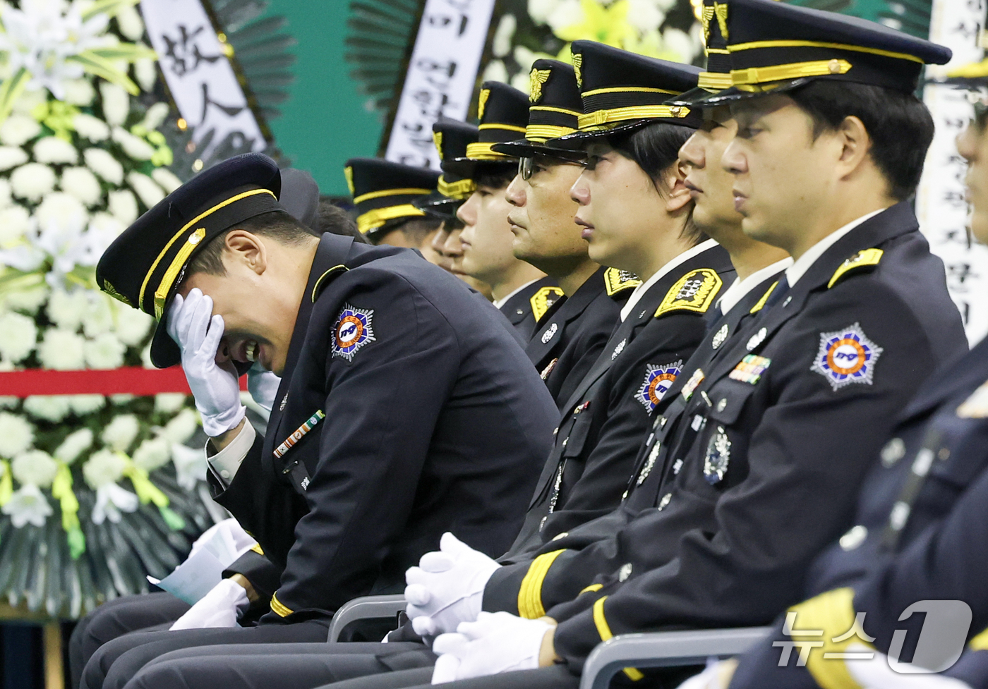 (부천=뉴스1) 구윤성 기자 = 19일 오전 경기 부천시 부천실내체육관에서 열린 고 김진석 소방위 영결식에서 동료 소방대원들이 눈물을 흘리고 있다. (공동취재) 2026.10.19 …