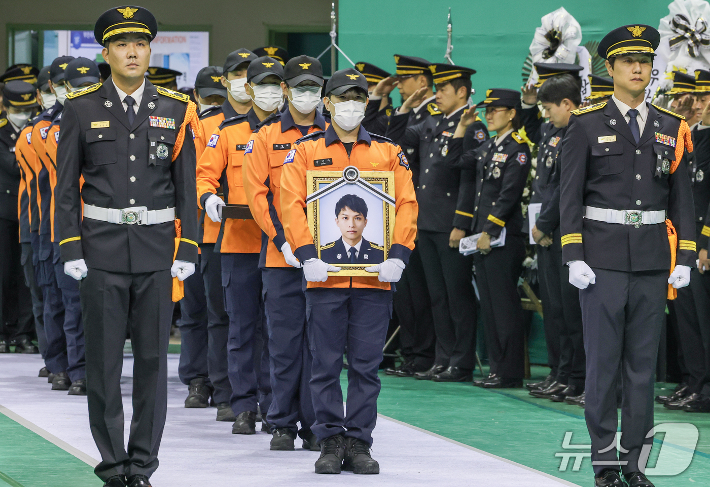 (부천=뉴스1) 구윤성 기자 = 19일 오전 경기 부천시 부천실내체육관에서 열린 고 김진석 소방위 영결식에서 운구행렬이 들어서고 있다. 2026.10.19/뉴스1