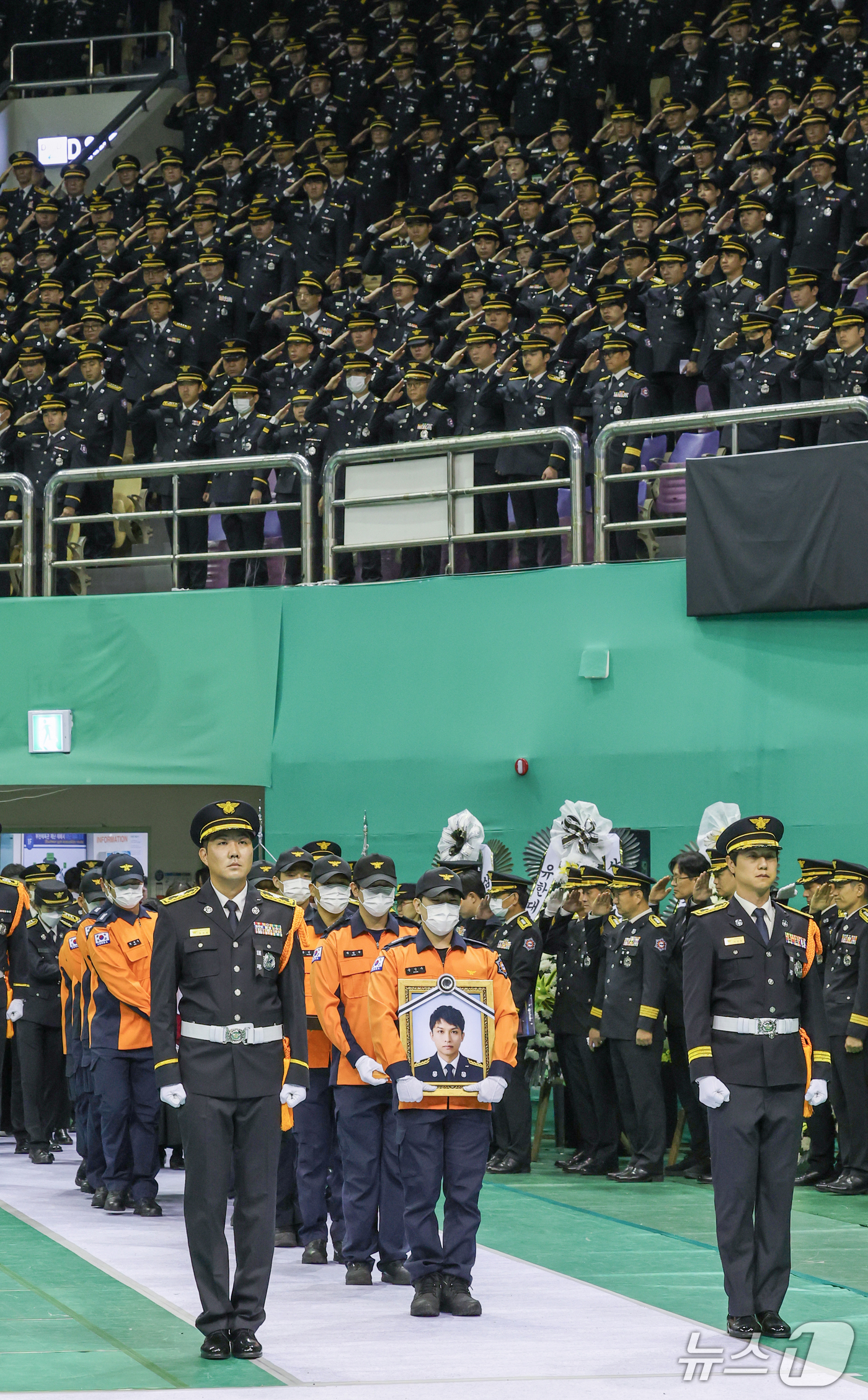 (부천=뉴스1) 구윤성 기자 = 19일 오전 경기 부천시 부천실내체육관에서 열린 고 김진석 소방위 영결식에서 운구행렬이 들어서고 있다. (공동취재) 2026.10.19/뉴스1