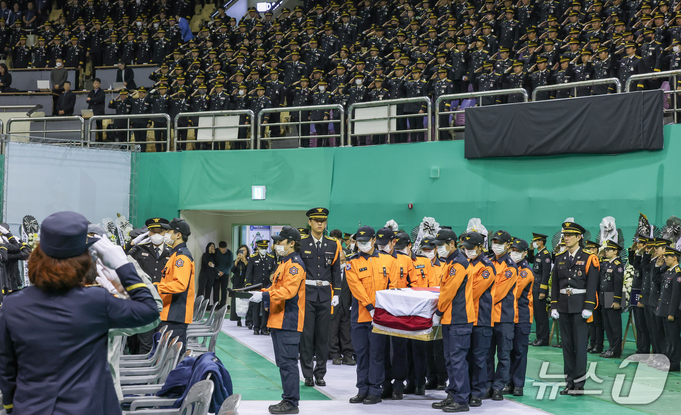 (부천=뉴스1) 구윤성 기자 = 19일 오전 경기 부천시 부천실내체육관에서 열린 고 김진석 소방위 영결식에서 운구행렬이 들어서고 있다.  (공동취재) 2026.10.19/뉴스1