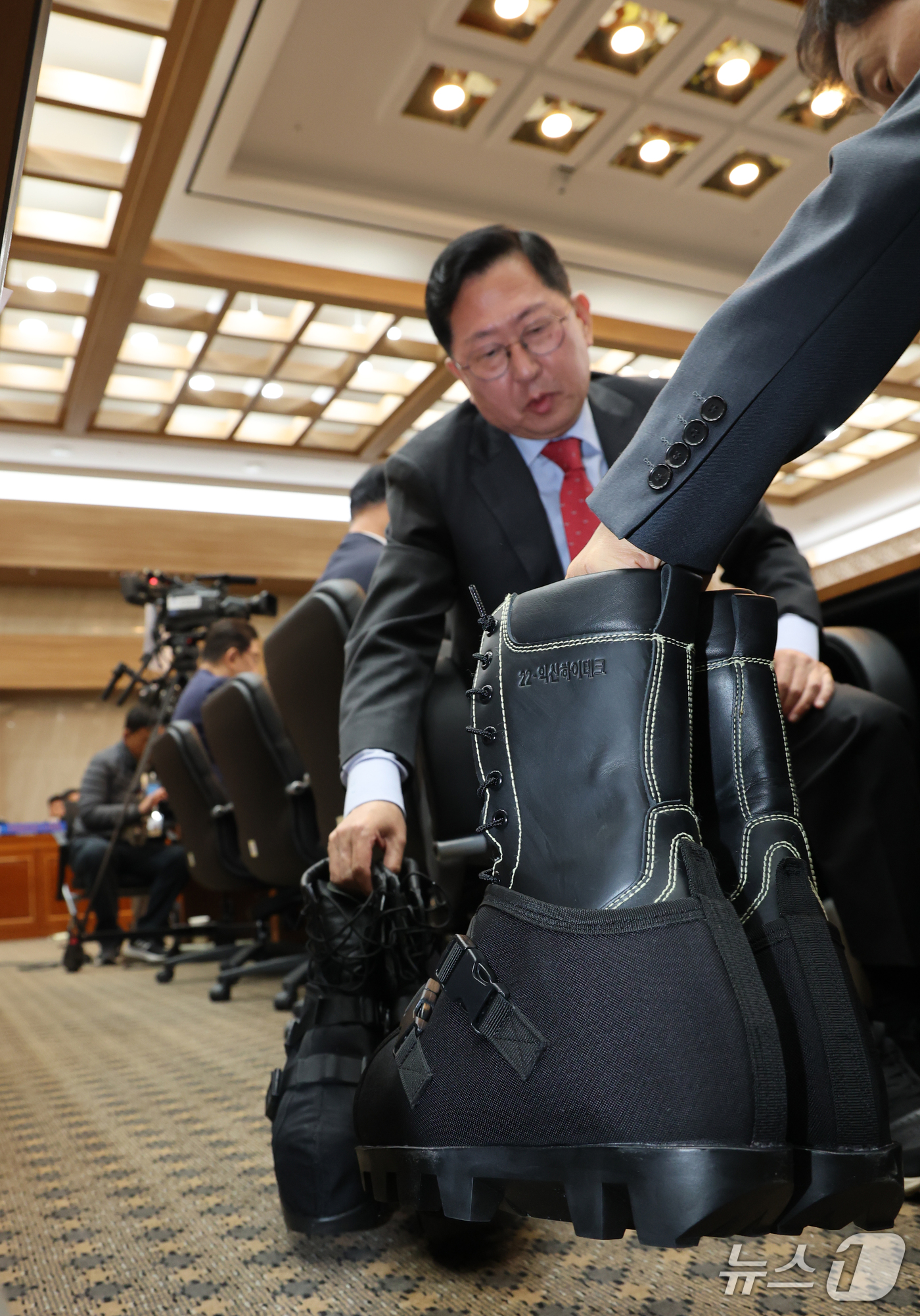(대전=뉴스1) 김기태 기자 = 유용원 국민의힘 의원이 19일 충남 계룡대에서 열린 국회 국방위원회의 육군본부에 대한 국정감사에서 유영하 의원과 지뢰 보호장비(지뢰화, 지뢰덧신)를 …