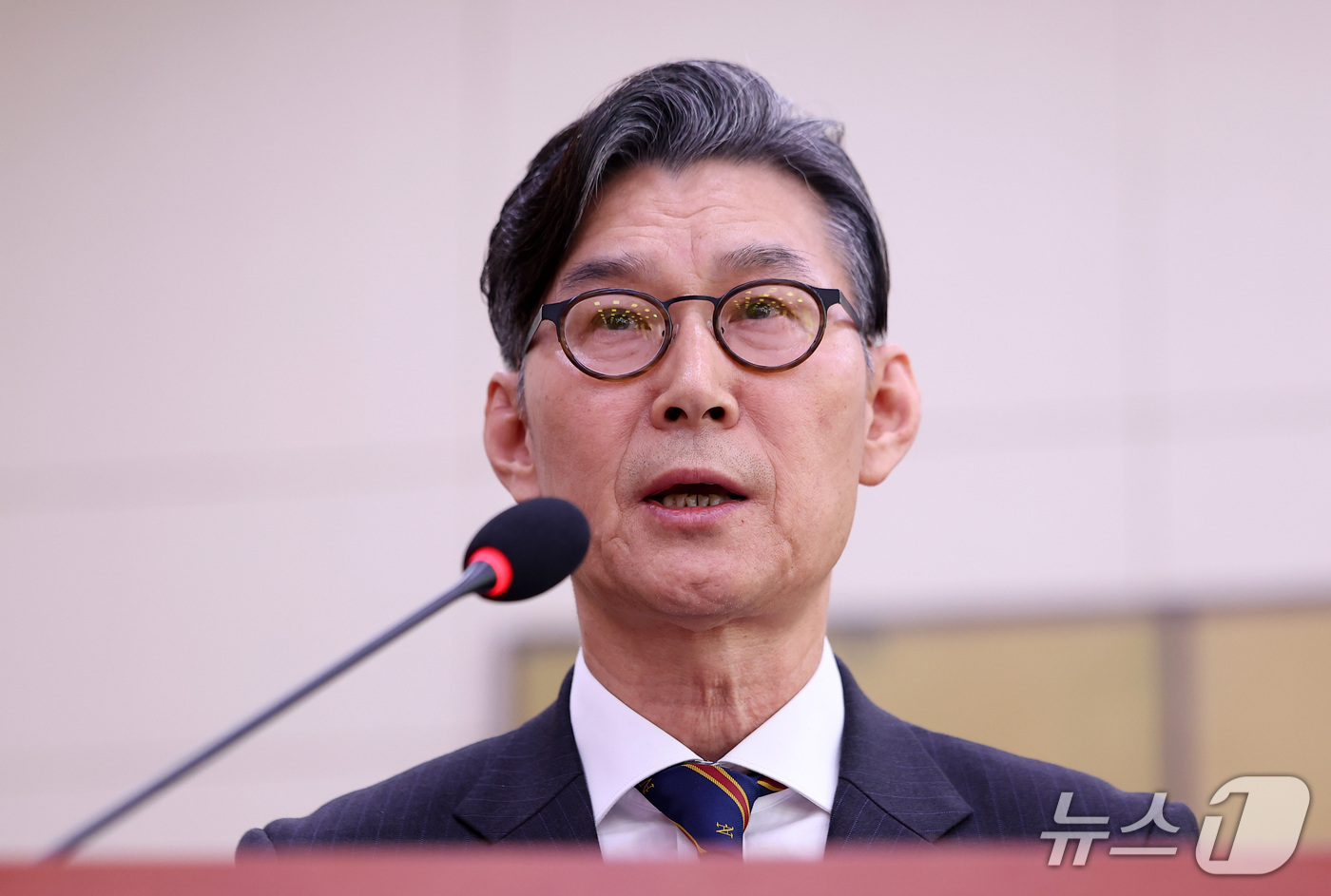 (서울=뉴스1) 김성진 기자 = 이범헌 한국문화예술위원회 위원장이 19일 서울 여의도 국회에서 열린 문화체육관광위원회의 국립중앙박물관 등에 대한 국정감사에서 업무 보고를 하고 있다 …