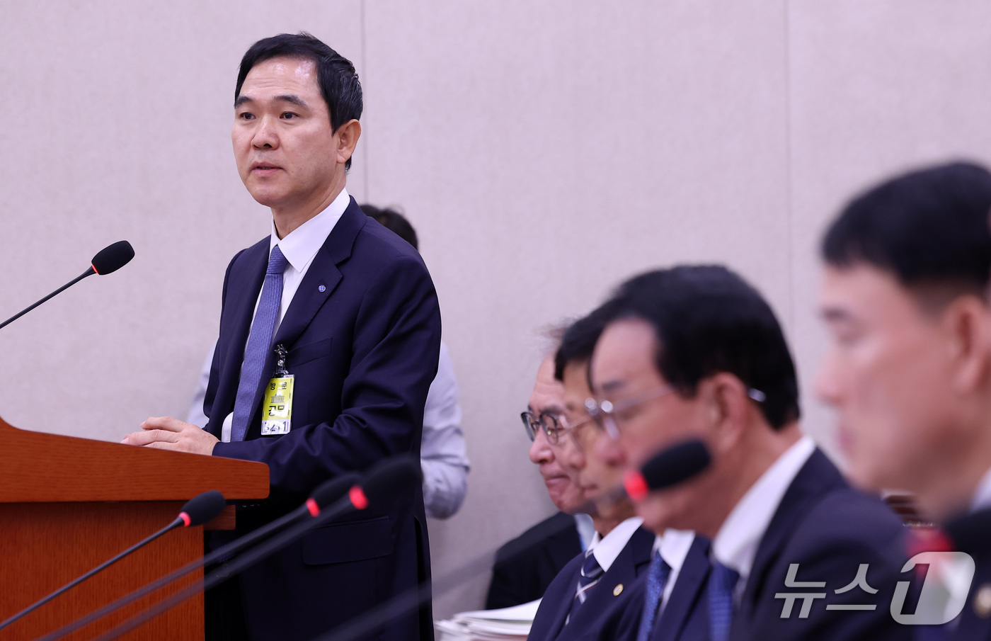 (서울=뉴스1) 김성진 기자 = 신학기 수협은행장이 19일 서울 여의도 국회에서 열린 농림축산식품해양수산위원회의 해양경찰청 등에 대한 국정감사에서  의원 질의에 답하고 있다. 20 …