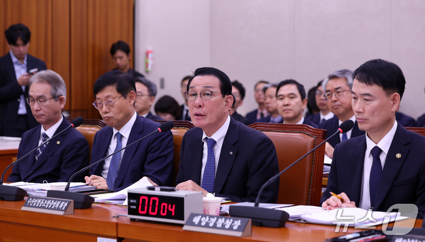 (서울=뉴스1) 김성진 기자 = 노동진 수산업협동조합중앙회장이 19일 서울 여의도 국회에서 열린 농림축산식품해양수산위원회의 해양경찰청 등에 대한 국정감사에서 의원 질의에 답하고 있 …