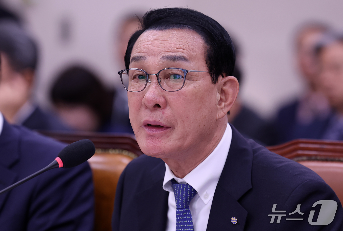 (서울=뉴스1) 김성진 기자 = 노동진 수산업협동조합중앙회장이 19일 서울 여의도 국회에서 열린 농림축산식품해양수산위원회의 해양경찰청 등에 대한 국정감사에서 의원 질의에 답하고 있 …