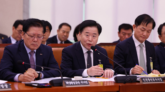 [국감] 의원 질의에 답하는 이경규 인천항만공사 사장