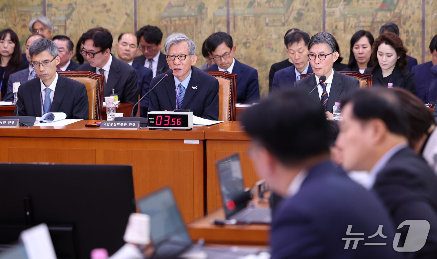 (서울=뉴스1) 김성진 기자 = 유홍준 국립중앙박물관장이 19일 서울 여의도 국회에서 열린 문화체육관광위원회의 국립중앙박물관 등에 대한 국정감사에서 의원 질의에 답하고 있다. 20 …
