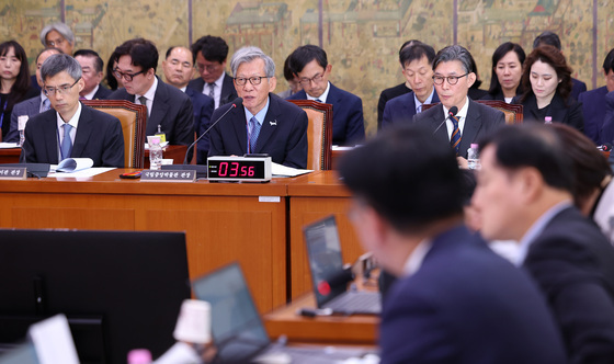 [국감] 질의 답하는 유홍준 국립중앙박물관장