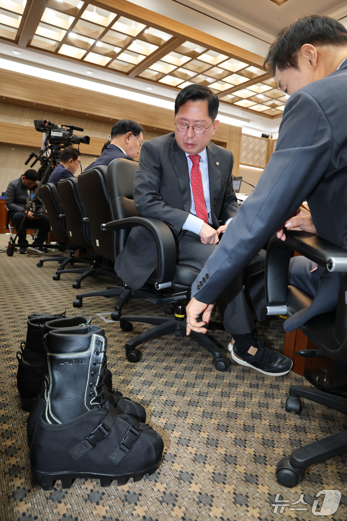 (대전=뉴스1) 김기태 기자 = 유용원 국민의힘 의원이 19일 충남 계룡대에서 열린 국회 국방위원회의 육군본부에 대한 국정감사에서 유영하 의원과 지뢰 보호장비(지뢰화, 지뢰덧신)를 …