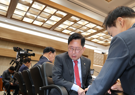 [국감] 국감서 지뢰 보호장비 살피는 유용원-유영하
