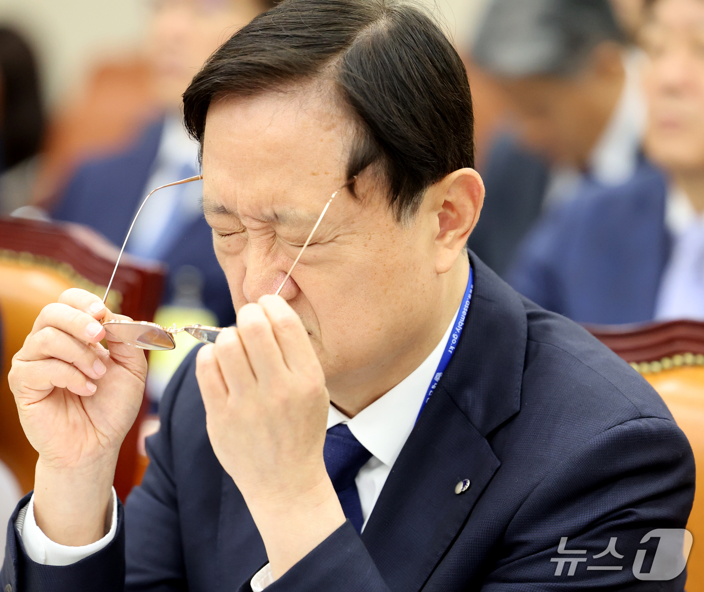 (서울=뉴스1) 황기선 기자 = 이찬진 금융감독원장이 19일 서울 여의도 국회 정무위원회에서 열린 금융감독원 등에 대한 국정감사에서 안경을 고쳐쓰고 있다.  2026.10.19/뉴 …