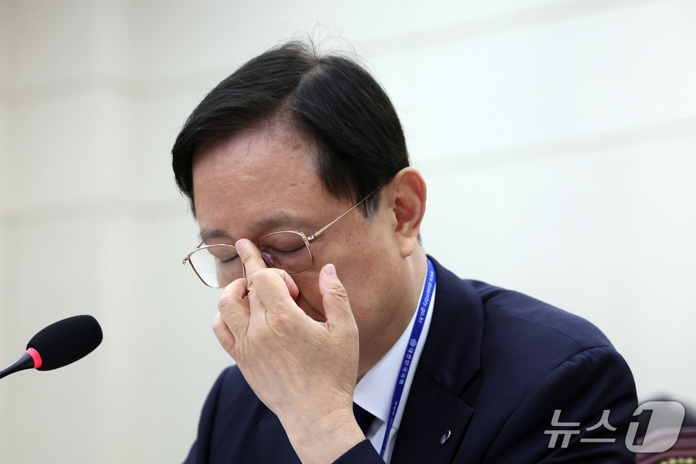 (서울=뉴스1) 황기선 기자 = 이찬진 금융감독원장이 19일 서울 여의도 국회 정무위원회에서 열린 금융감독원 등에 대한 국정감사에서 안경을 고쳐쓰고 있다.  2026.10.19/뉴 …