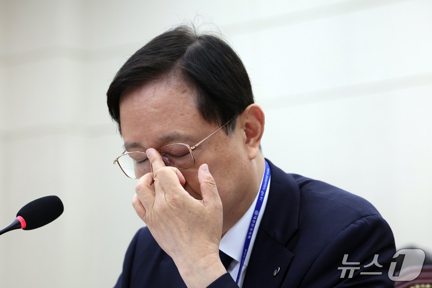 본문 이미지 - 이찬진 금융감독원장이 19일 서울 여의도 국회 정무위원회에서 열린 금융감독원 등에 대한 국정감사에서 안경을 고쳐쓰고 있다. 2026.10.19 ⓒ 뉴스1 황기선 기자