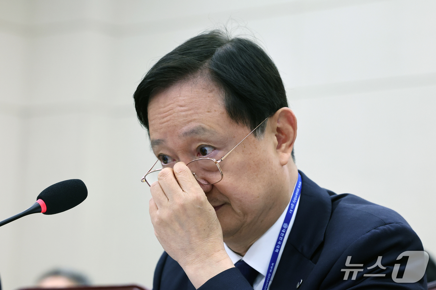 (서울=뉴스1) 황기선 기자 = 이찬진 금융감독원장이 19일 서울 여의도 국회 정무위원회에서 열린 금융감독원 등에 대한 국정감사에서 안경을 고쳐쓰고 있다.  2026.10.19/뉴 …