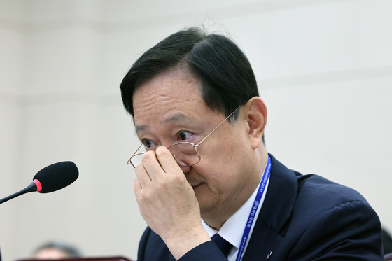 [국감] 안경 고쳐쓰는 이찬진 금감원장