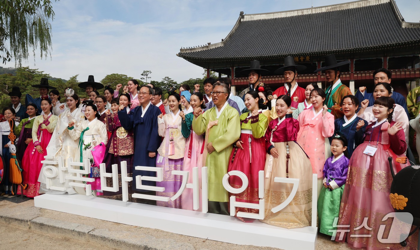 (서울=뉴스1) 이종덕 기자 = 19일 서울 경복궁 경회루 앞에서 한복 바르게 입기 캠페인 참석자들이 기념촬영 하고 있다. 이날 행사에는 김영수 문화체육관광부 1차관 및 한복 인플 …