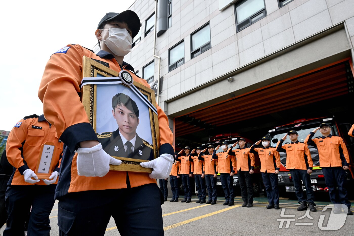 본문 이미지 - 19일 오전 경기도 부천시 원미구 부천소방서에서 열린 고(故) 김진석 소방위의 노제에서 소방대원들이 경례하고 있다. (공동취재) 2026.10.19 ⓒ 뉴스1 구윤성 기자