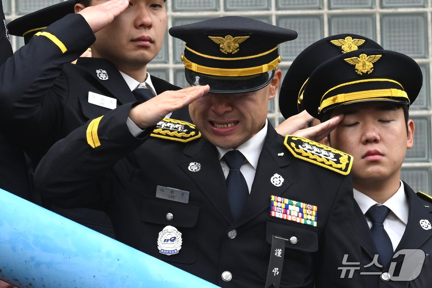 본문 이미지 - 부천 공장화재 현장에서 순직한 고(故) 김진석 소방위의 영결식이 거행된 19일 경기 부천시 원미구 부천체육관에서 한 소방관이 눈물을 흘리고 있다. (공동취재) 2026.10.19 ⓒ 뉴스1 구윤성 기자