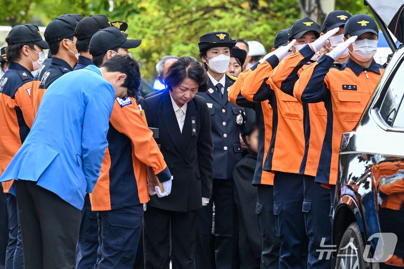 본문 이미지 - 고(故) 김진석 소방위 영결식이 열린 19일 오전 경기도 부천시 부천체육관에서 추미애 경기도지사가 고개를 숙이고 있다. (공동취재) 2026.10.19 ⓒ 뉴스1 구윤성 기자