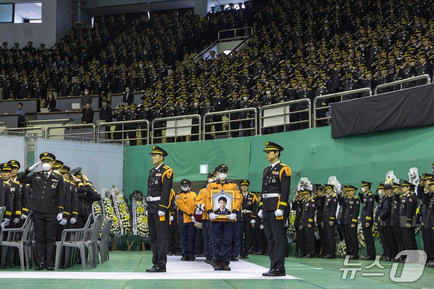 본문 이미지 - 19일 오전 경기 부천시 부천체육관에서 엄수된 고 김진석 소방위 영결식에서 운구행렬이 들어서고 있다. (공동취재) 2026.10.19 ⓒ 뉴스1 구윤성 기자