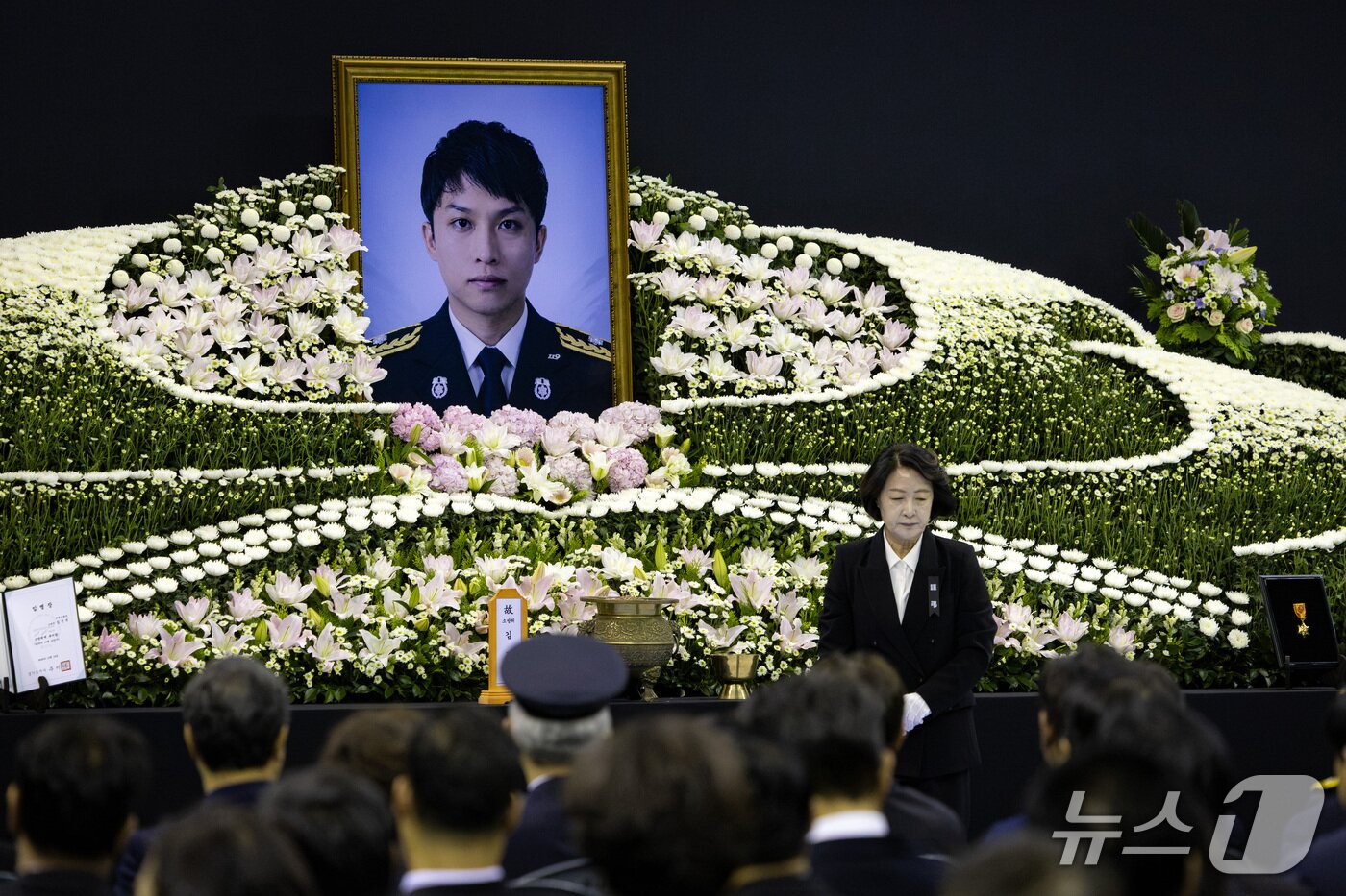본문 이미지 - 추미애 경기도지사가 19일 오전 경기 부천시 부천체육관에서 엄수된 고 김진석 소방위 영결식에 참석해 영결사를 마친 후 자리로 앉고 있다. (공동취재) 2026.10.19 ⓒ 뉴스1 구윤성 기자