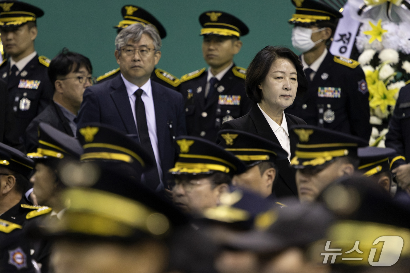 (부천=뉴스1) 구윤성 기자 = 추미애 경기도지사가 19일 오전 경기 부천시 부천체육관에서 엄수된 고 김진석 소방위 영결식에 참석하고 있다. (공동취재) 2026.10.19/뉴스1 …