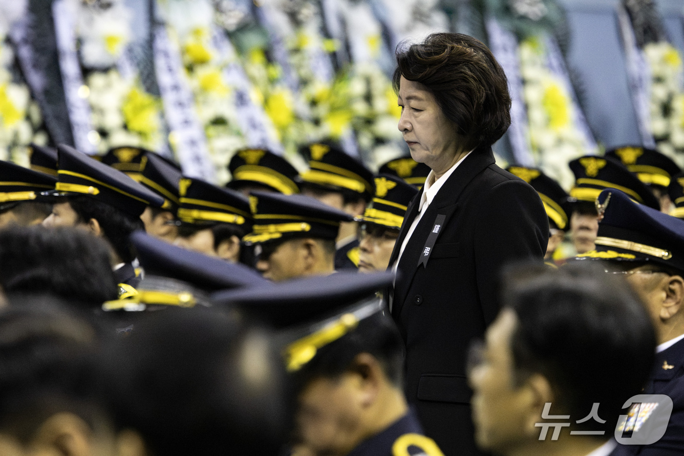 (부천=뉴스1) 구윤성 기자 = 추미애 경기도지사가 19일 오전 경기 부천시 부천체육관에서 엄수된 고 김진석 소방위 영결식에 참석하고 있다. (공동취재) 2026.10.19/뉴스1 …