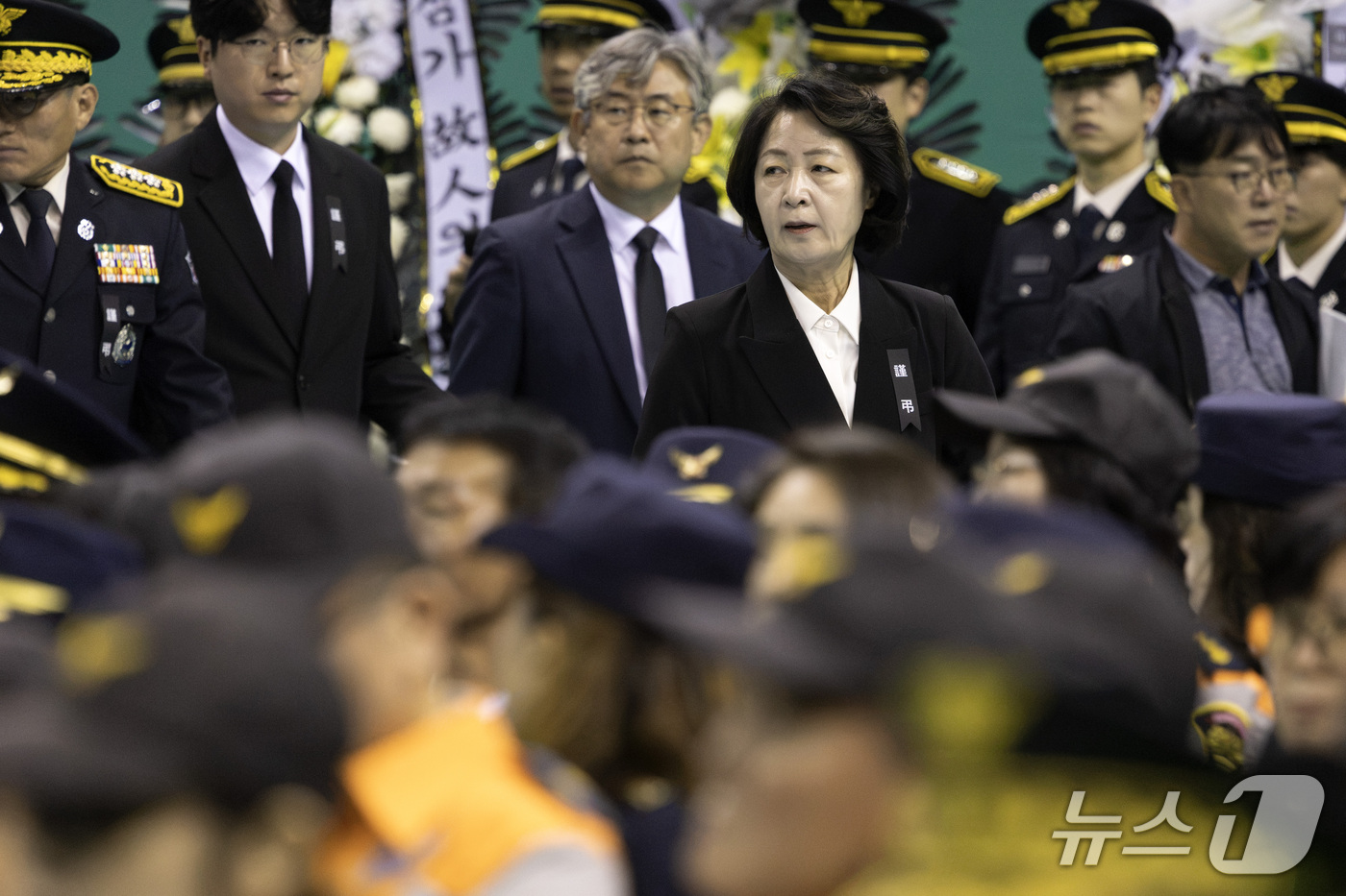 (부천=뉴스1) 구윤성 기자 = 추미애 경기도지사가 19일 오전 경기 부천시 부천체육관에서 엄수된 고 김진석 소방위 영결식에 참석하고 있다. (공동취재) 2026.10.19/뉴스1 …