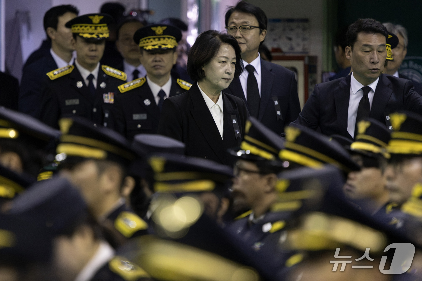 (부천=뉴스1) 구윤성 기자 = 추미애 경기도지사가 19일 오전 경기 부천시 부천체육관에서 엄수된 고 김진석 소방위 영결식에 참석하고 있다. (공동취재) 2026.10.19/뉴스1 …