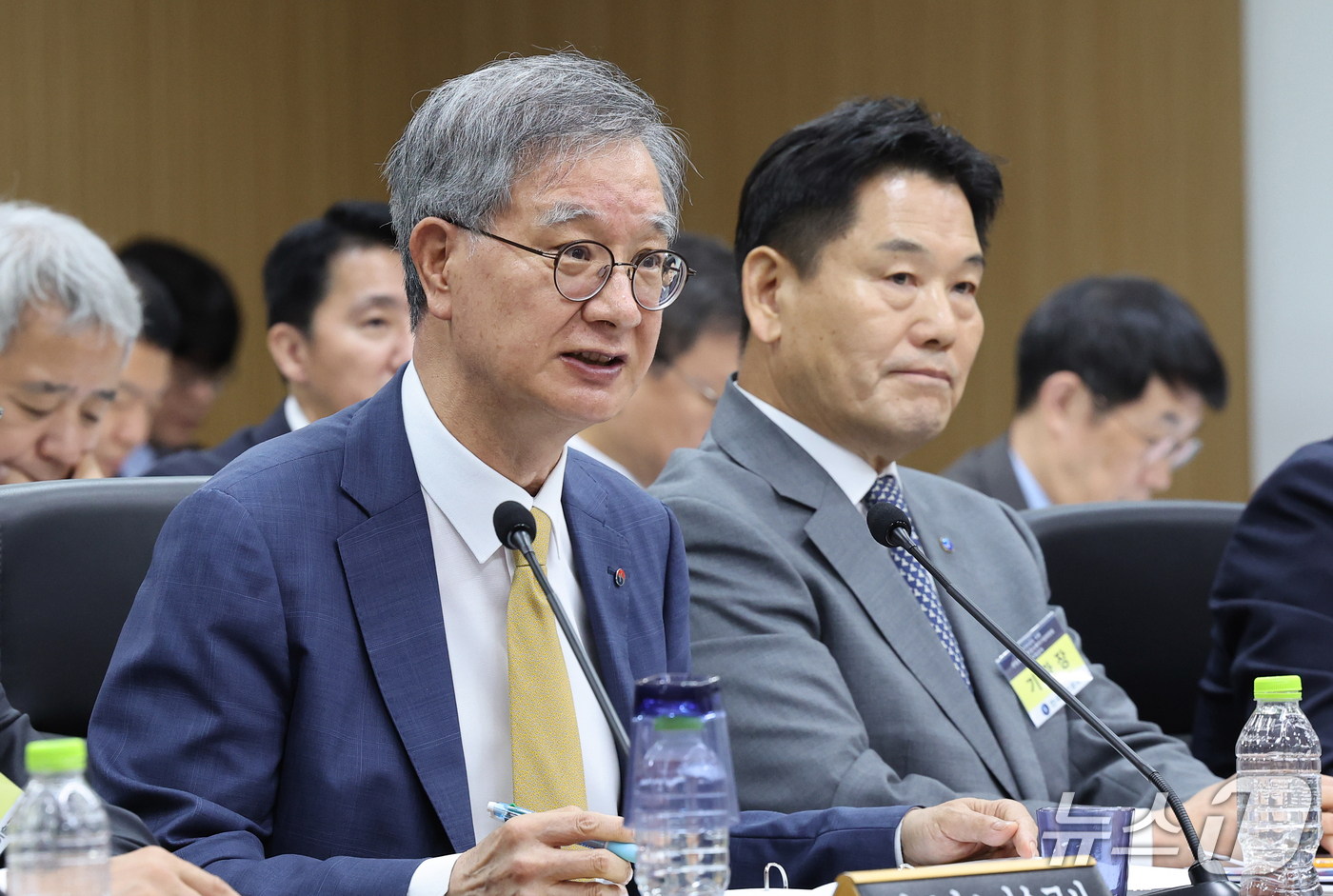 (대구=뉴스1) 공정식 기자 = 손주석 한국석유공사 사장(왼쪽)과 홍의락 한국가스공사 사장이 19일 대구 동구 한국가스공사 본사에서 열린 2026년도 국회 산자중기위원회의 한국가스 …