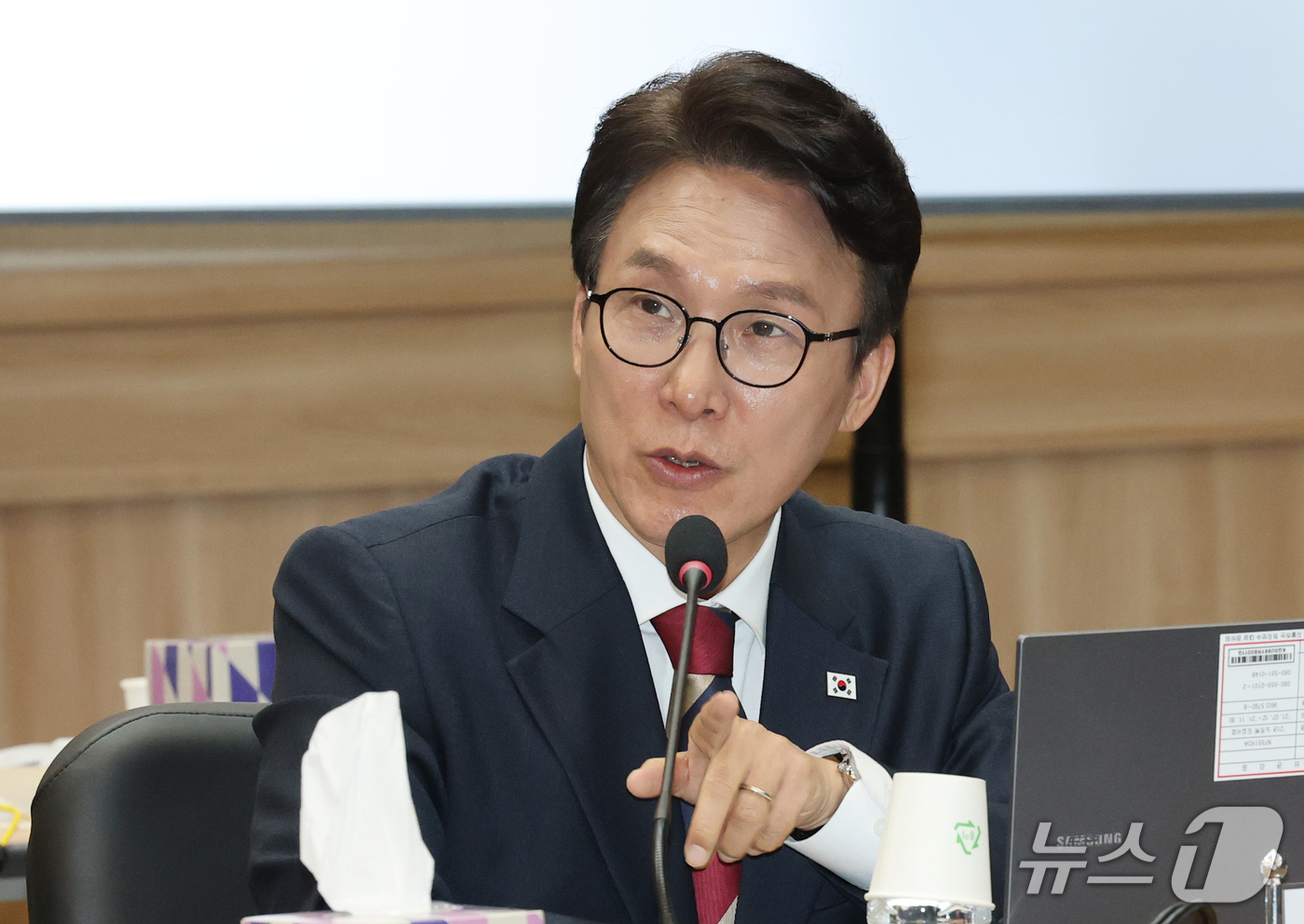 (대전=뉴스1) 김기태 기자 = 김민석 더불어민주당 의원이 19일 충남 계룡대에서 열린 국회 국방위원회의 육군본부에 대한 국정감사에서 질의하고 있다. 2026.10.19/뉴스1