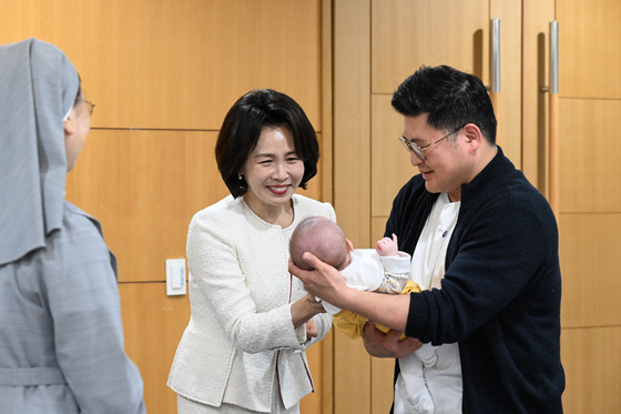 김혜경 여사 "아이 키우려면 온 마을 넘어 온 나라 필요"