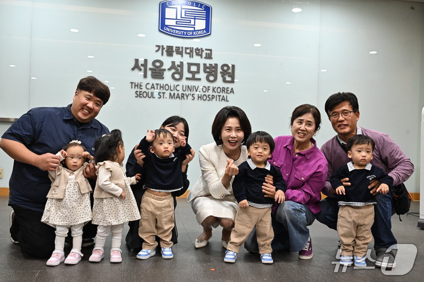 본문 이미지 - 김혜경 여사가 19일 서울 서초구 서울성모병원 권역모자의료센터에서 열린 간담회를 마친 후 다섯쌍둥이(오둥이)들과 기념촬영을 하고 있다. (청와대통신사진기자단) 2026.10.19 ⓒ 뉴스1 이재명 기자