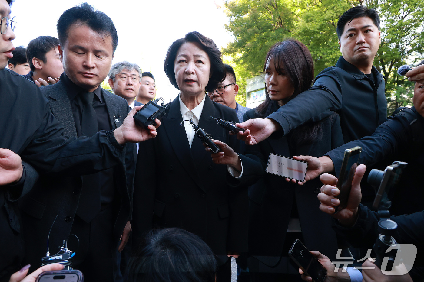 (부천=뉴스1) 구윤성 기자 = 추미애 경기도지사가 19일 경기도 부천 공장 화재 현장에서 순직한 고 김진석 소방위 영결식이 열린 부천체육관 앞에서 취재진의 질문에 답변하고 있다. …