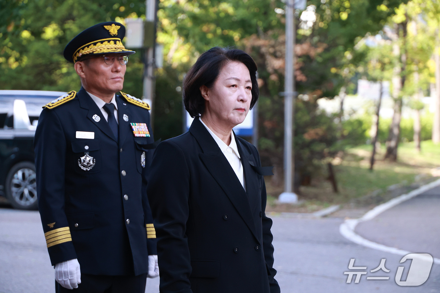(부천=뉴스1) 구윤성 기자 = 추미애 경기도지사가 19일 오전 경기도 부천시 원미구 고 김진석 소방위 영결식장 입구에서 운구 차량 도착을 기다리고 있다. (공동취재) 2026.1 …