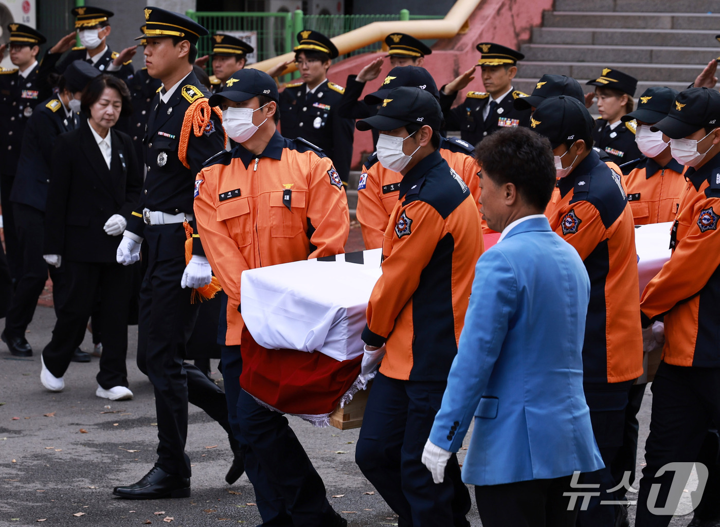 (부천=뉴스1) 구윤성 기자 = 19일 부천 공장 화재 진압 중 순직한 고(故) 김진석 소방위의 유해가 동료 소방대원들의 도열 속 경기도 부천체육관 영결식장을 나서고 있다. 202 …