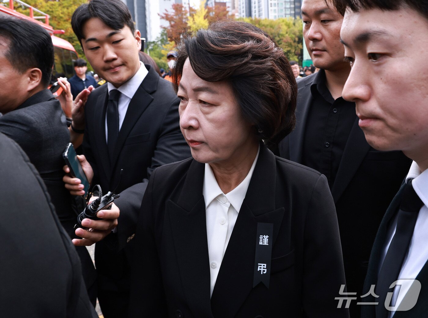 본문 이미지 - 추미애 경기도지사가 19일 부천체육관에서 열린 고(故) 김진석 소방위의 영결식에 참석한 뒤 식장을 나서고 있다. 2026.10.19 ⓒ 뉴스1 구윤성 기자