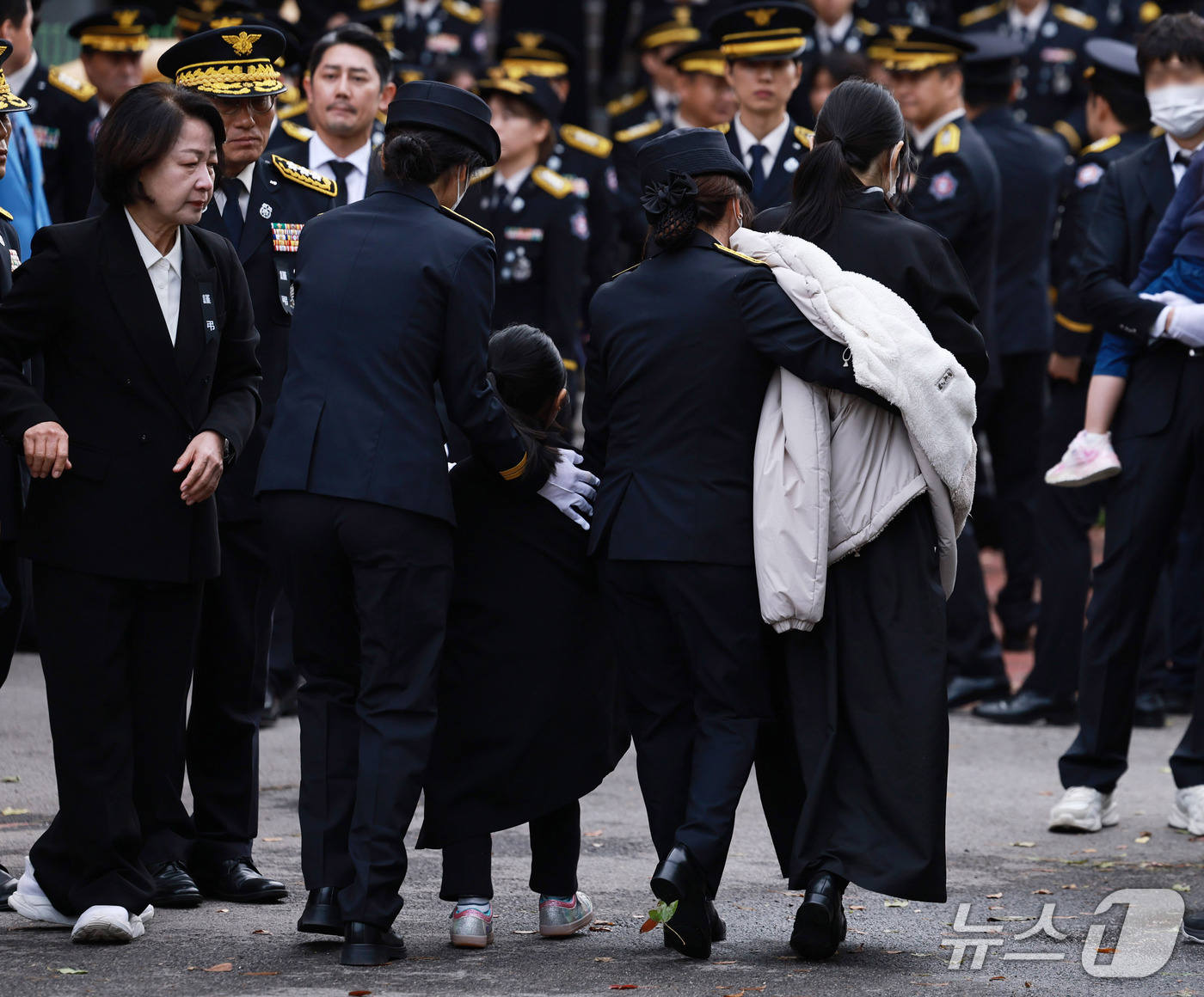(부천=뉴스1) 구윤성 기자 = 19일 경기도 부천체육관에서 열린 부천 공장 화재 진압 중 순직한 고(故) 김진석 소방위의 영결식에서 유가족이 슬픔에 잠겨 있다. 왼쪽은 장례위원장 …