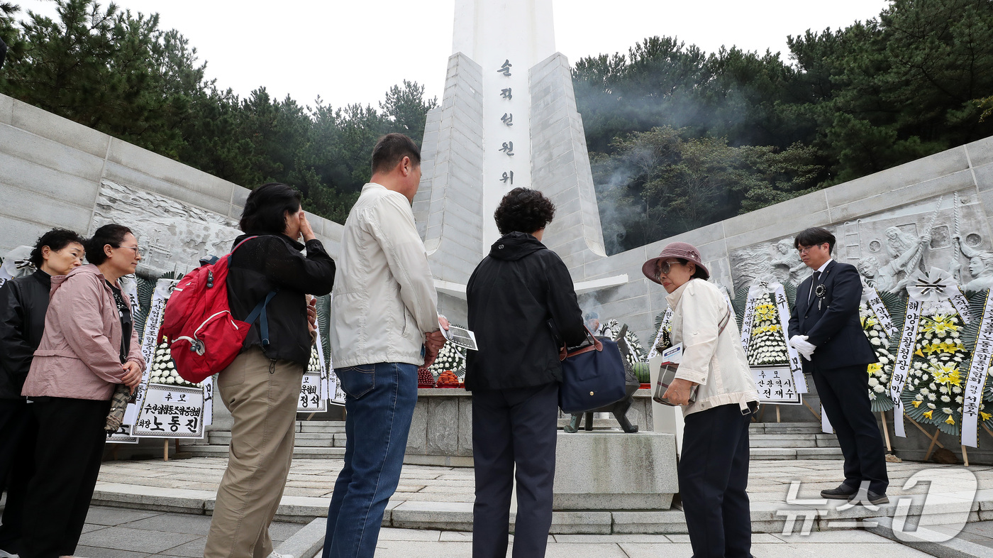 (부산=뉴스1) 윤일지 기자 = 19일 부산 영도구 태종대공원 입구 순직선원위령탑에서 열린 제48회 순직선원 위패봉안 및 합동위령제에서 유가족 등이 분향을 하고 있다.순직선원위령탑 …