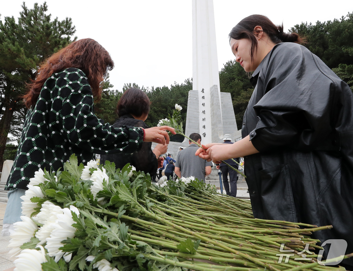 (부산=뉴스1) 윤일지 기자 = 19일 부산 영도구 태종대공원 입구 순직선원위령탑에서 열린 제48회 순직선원 위패봉안 및 합동위령제에서 유가족 등이 헌화를 하고 있다.순직선원위령탑 …