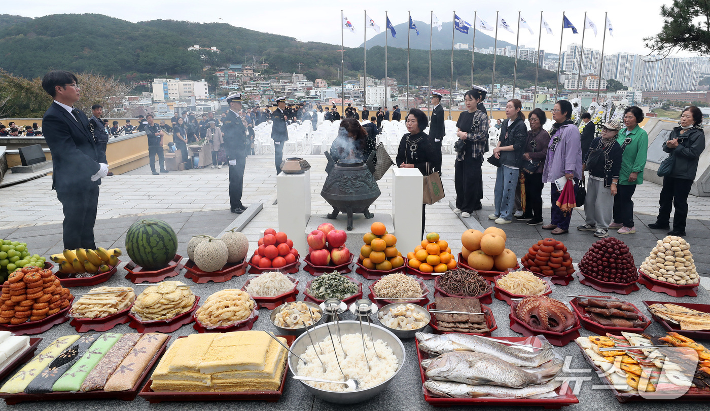 (부산=뉴스1) 윤일지 기자 = 19일 부산 영도구 태종대공원 입구 순직선원위령탑에서 열린 제48회 순직선원 위패봉안 및 합동위령제에서 유가족 등이 분향을 하고 있다.순직선원위령탑 …