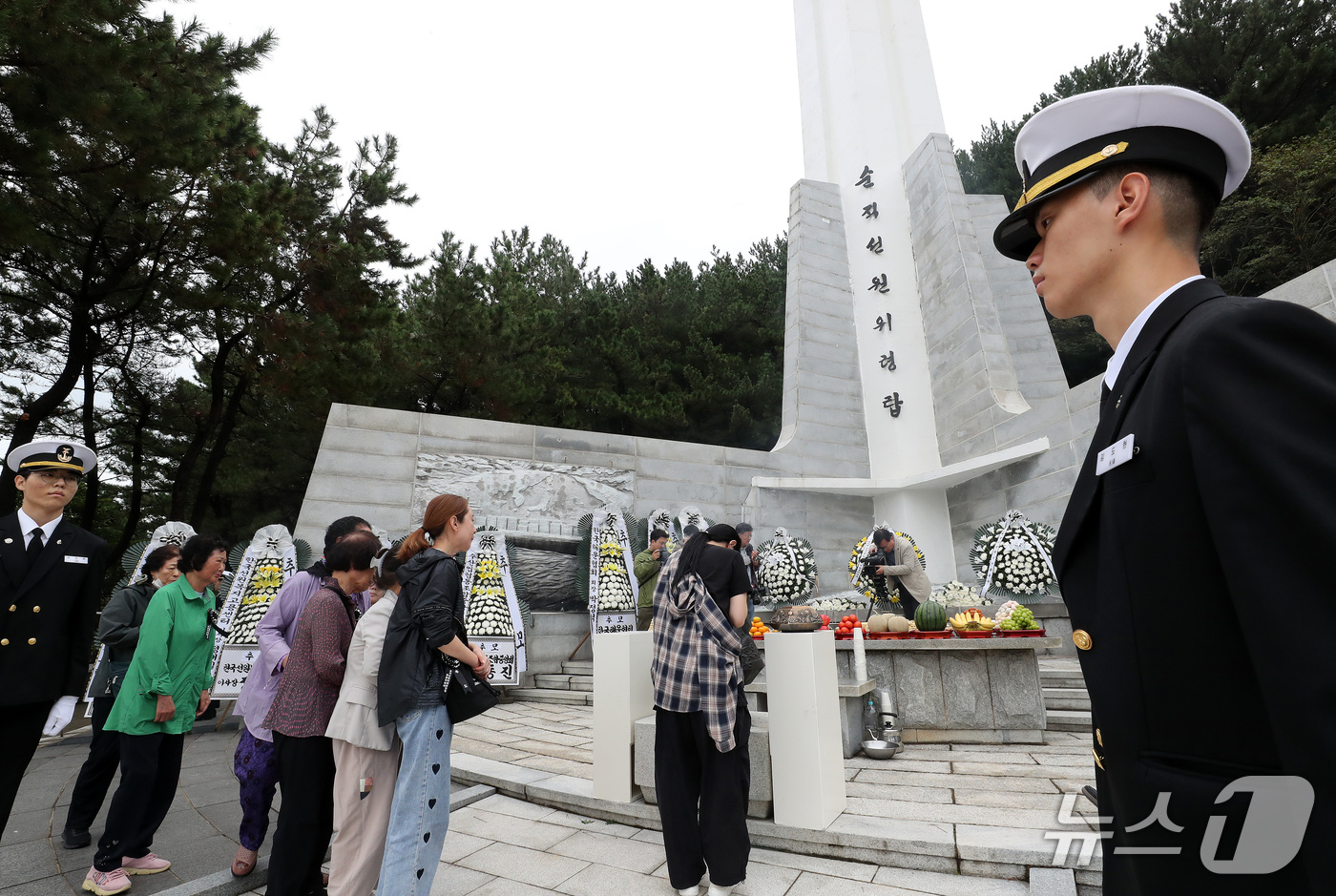 (부산=뉴스1) 윤일지 기자 = 19일 부산 영도구 태종대공원 입구 순직선원위령탑에서 열린 제48회 순직선원 위패봉안 및 합동위령제에서 유가족 등이 분향을 하고 있다.순직선원위령탑 …