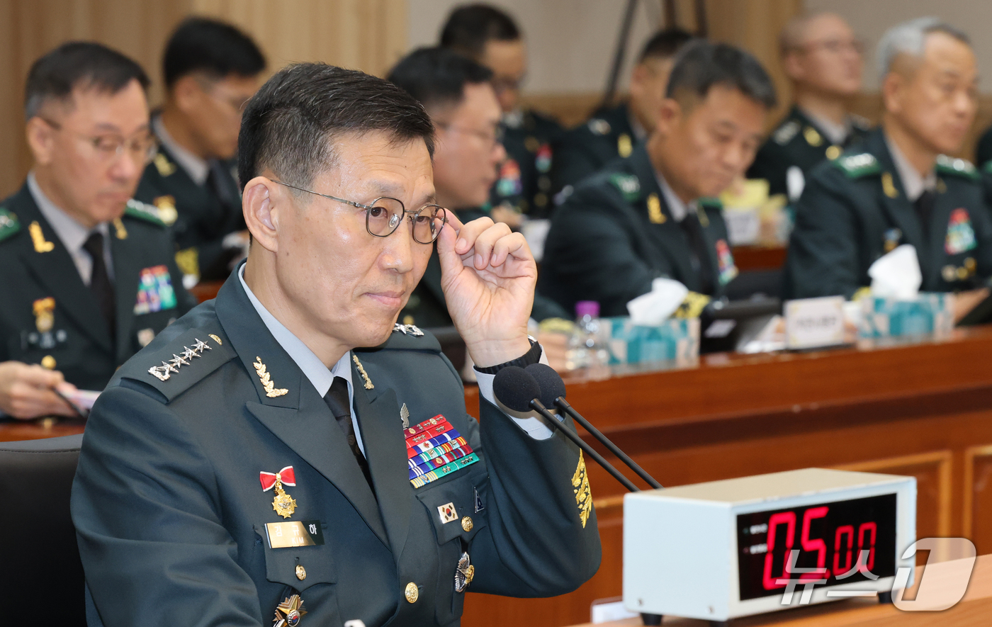(대전=뉴스1) 김기태 기자 = 김규하 육군 참모총장이 19일 충남 계룡대에서 열린 국회 국방위원회의 육군본부에 대한 국정감사에서 질의를 듣고 있다. 2026.10.19/뉴스1