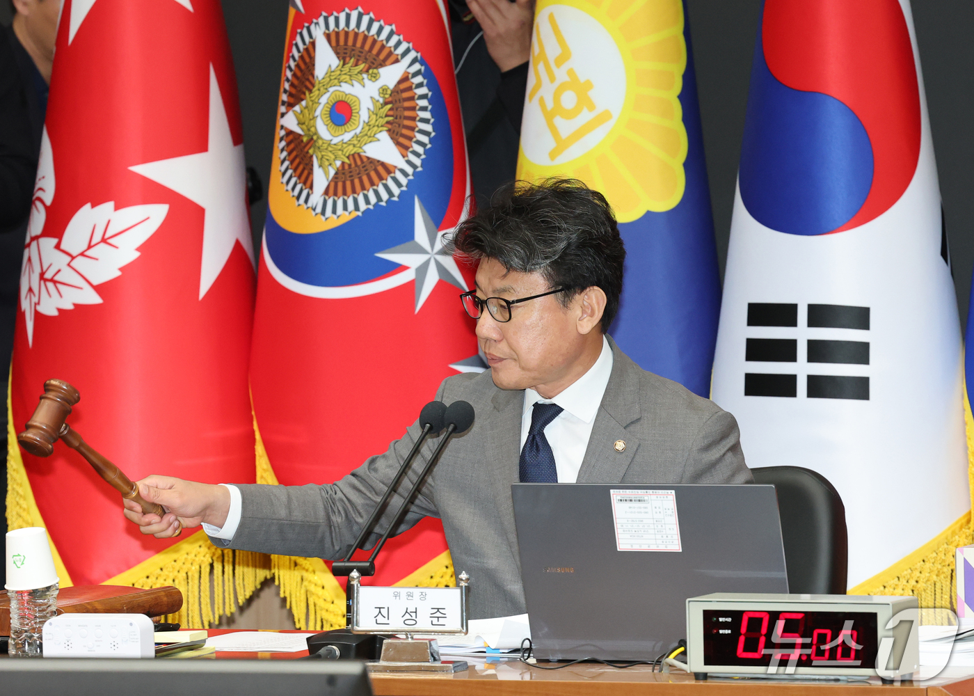 (대전=뉴스1) 김기태 기자 = 진성준 위원장이 19일 충남 계룡대에서 열린 국회 국방위원회의 육군본부에 대한 국정감사에서 의사진행을 하고 있다 2026.10.19/뉴스1