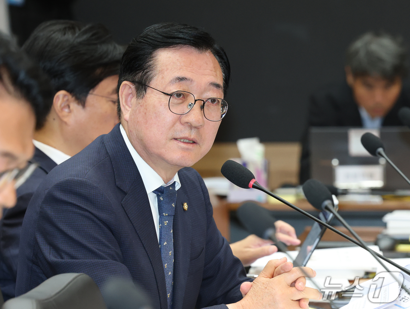 (대전=뉴스1) 김기태 기자 = 민홍철 더불어민주당 의원이 19일 충남 계룡대에서 열린 국회 국방위원회의 육군본부에 대한 국정감사에서 질의하고 있다. 2026.10.19/뉴스1