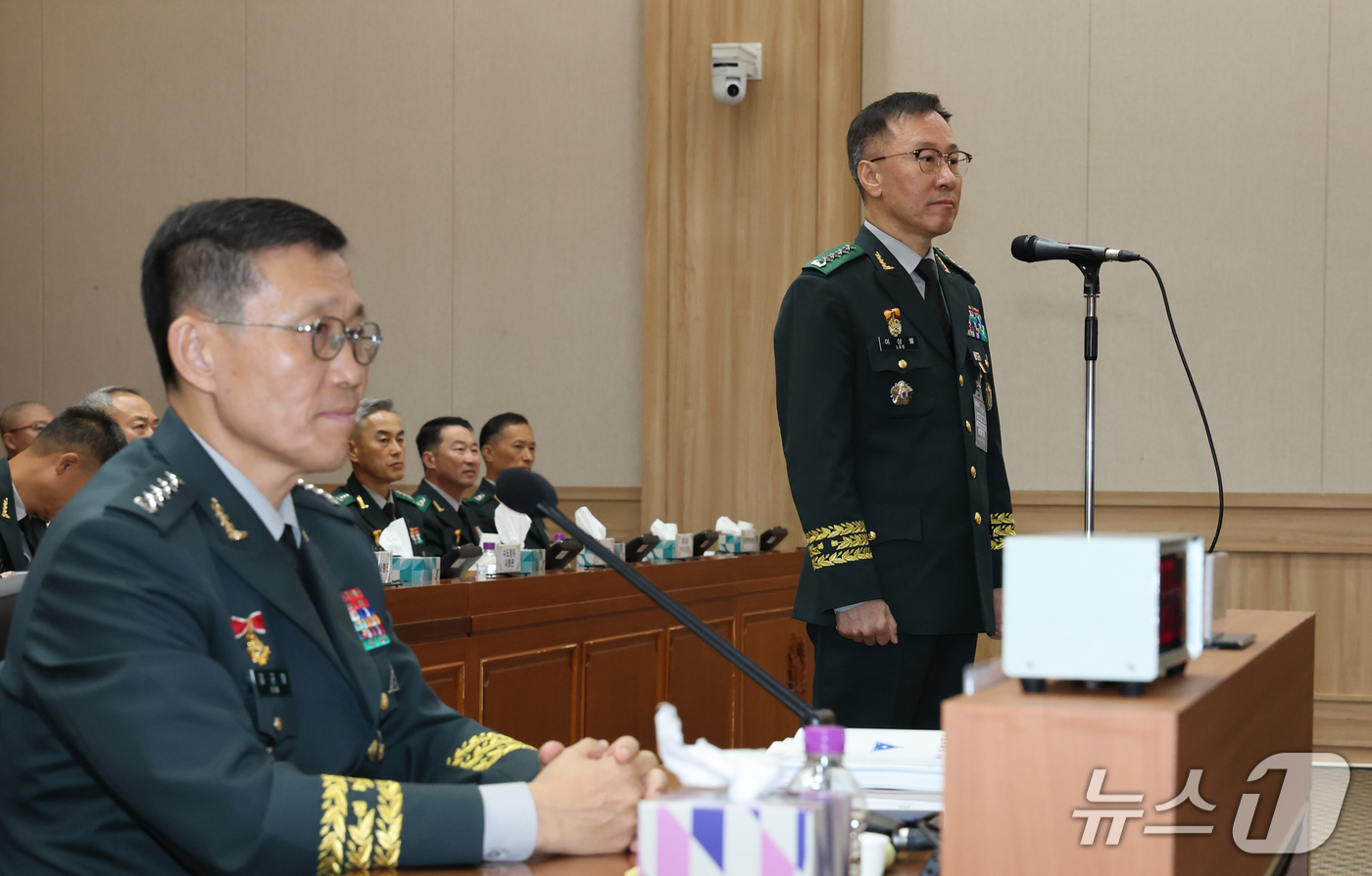 (대전=뉴스1) 김기태 기자 = 이상렬 지상작전사령관이 19일 충남 계룡대에서 열린 국회 국방위원회의 육군본부에 대한 국정감사에서 질의에 답변하고 있다. 2026.10.19/뉴스1 …