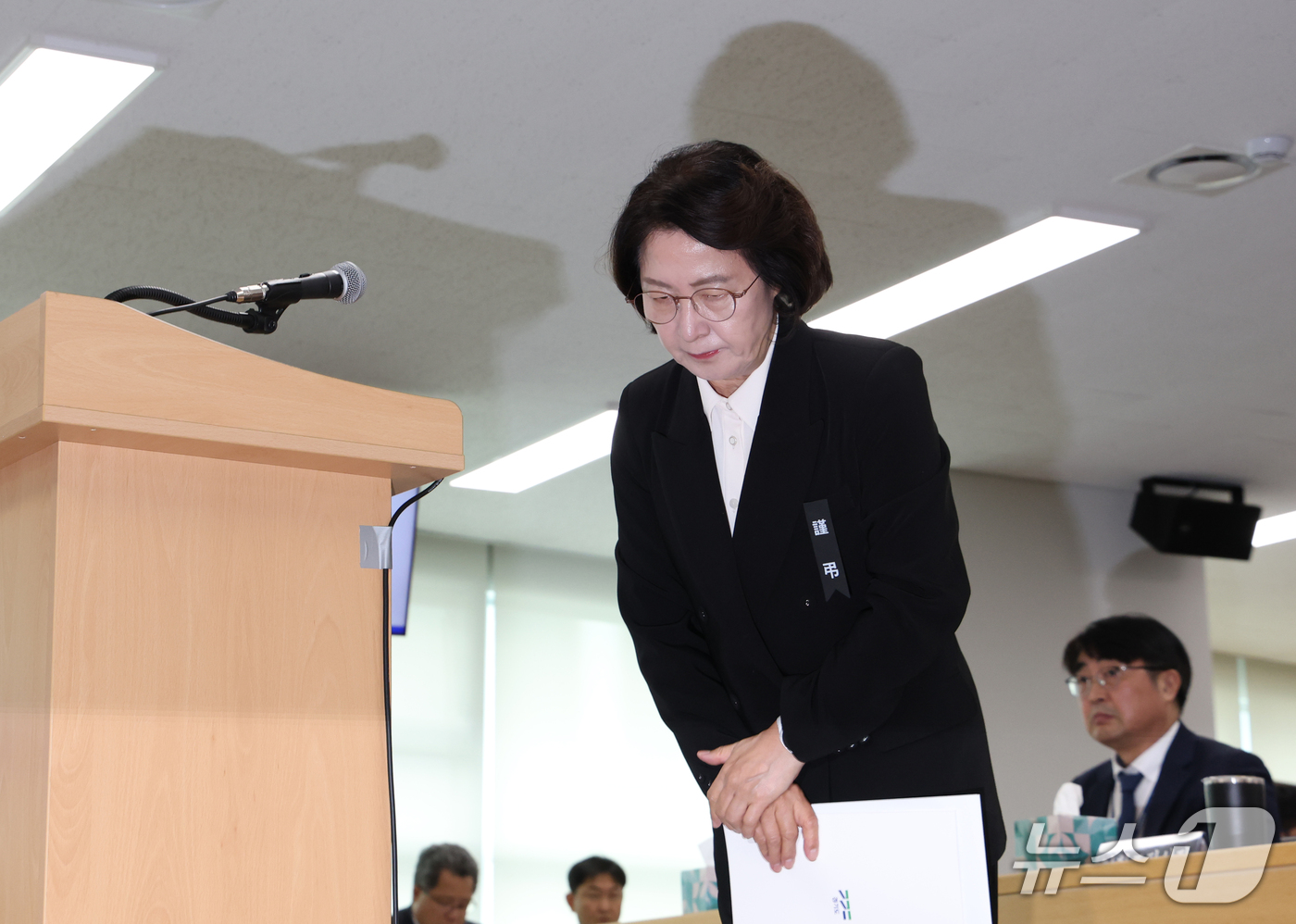 (수원=뉴스1) 김영운 기자 = 추미애 경기도지사가 19일 경기 수원시 영통구 경기도청에서 열린 국회 국토교통위원회의 경기도에 대한 국정감사에서 최근 소방 관련 발언에 대한 사과를 …