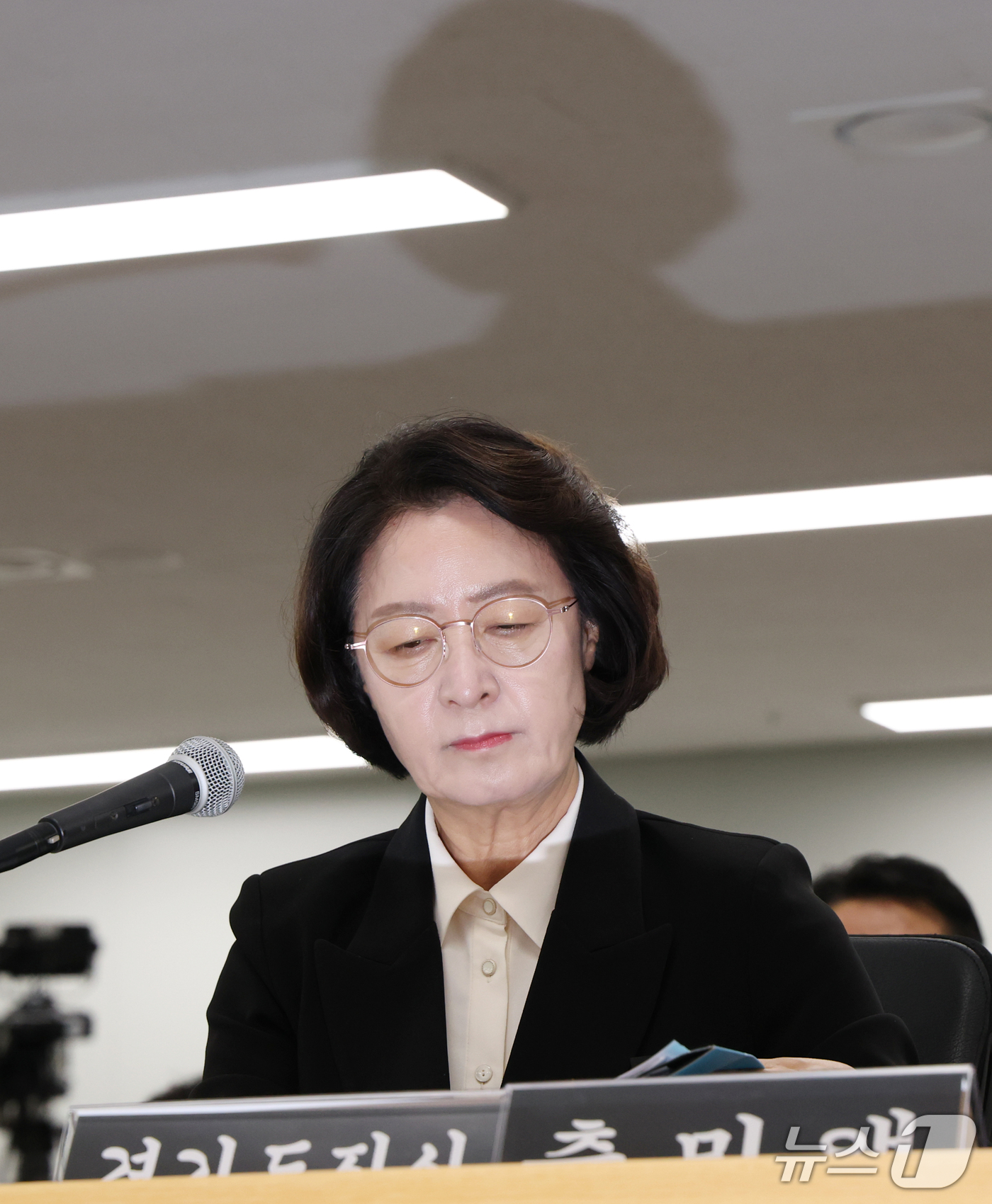(수원=뉴스1) 김영운 기자 = 추미애 경기도지사가 19일 경기 수원시 영통구 경기도청에서 열린 국회 국토교통위원회의 경기도에 대한 국정감사에서 의원의 질의를 듣고 있다. 2026 …