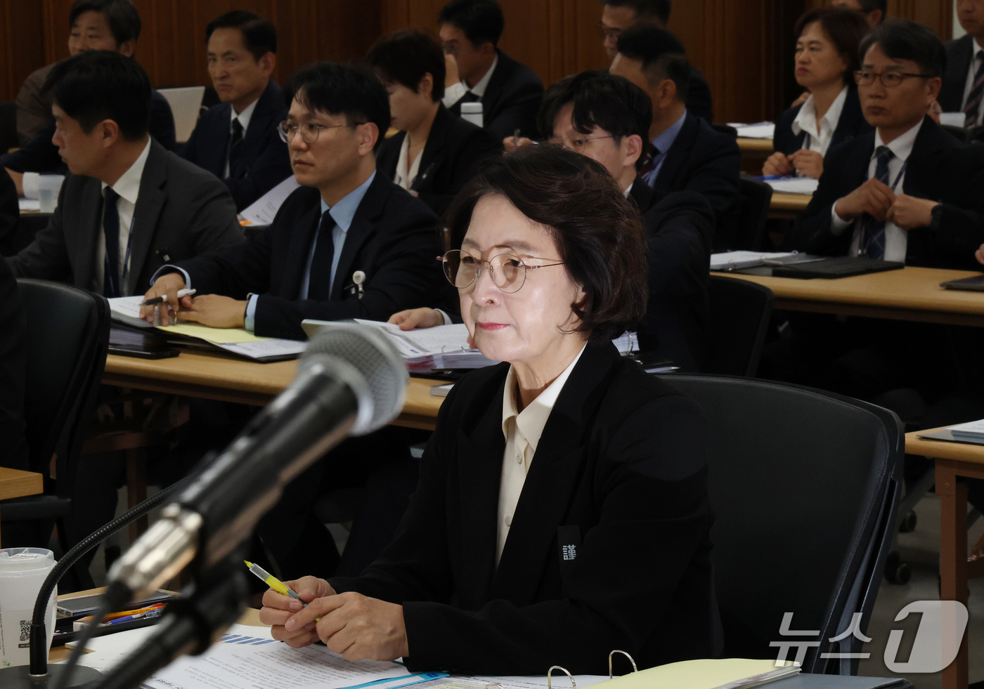 (수원=뉴스1) 김영운 기자 = 추미애 경기도지사가 19일 경기 수원시 영통구 경기도청에서 열린 국회 국토교통위원회의 경기도에 대한 국정감사에서 의원의 질의를 듣고 있다. 2026 …
